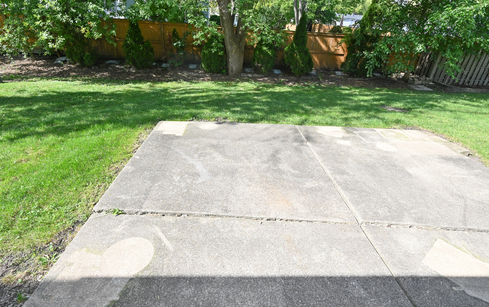 500 Greenview Lane Wheeling, IL 60090 - Photo 49 of 51 a view of a yard with an trees