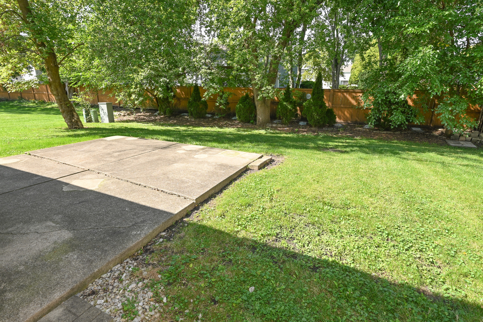 500 Greenview Lane Wheeling, IL 60090 - Photo 50 of 51 a view of a backyard with green space