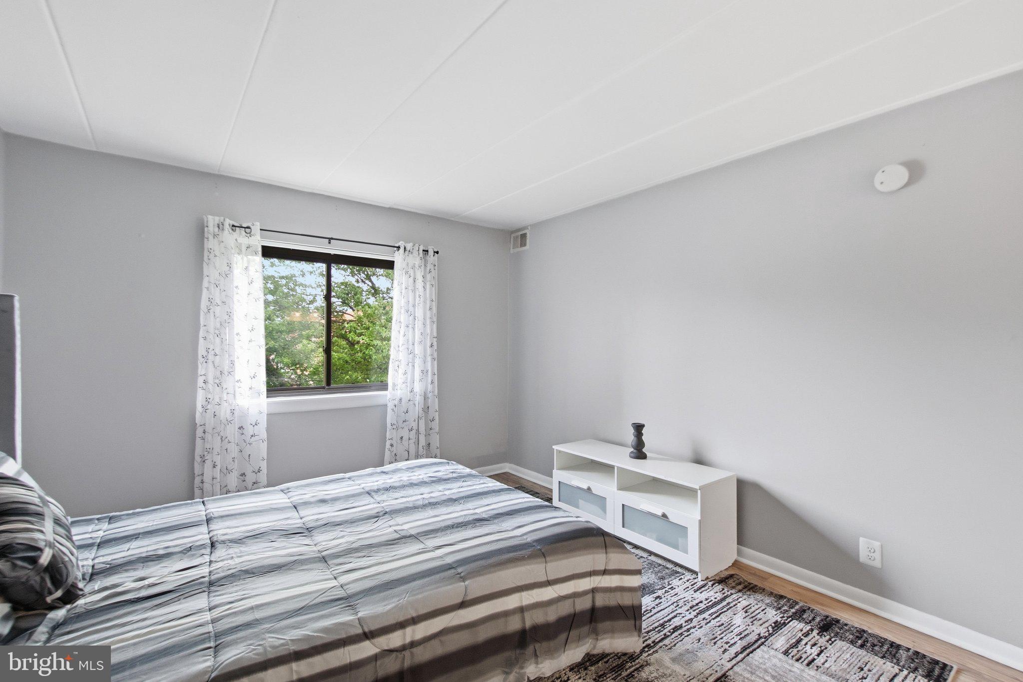 6220 Edsall Road, Unit 302 Alexandria, VA 22312 - Photo 15 of 32 4th View Primary Bedroom.