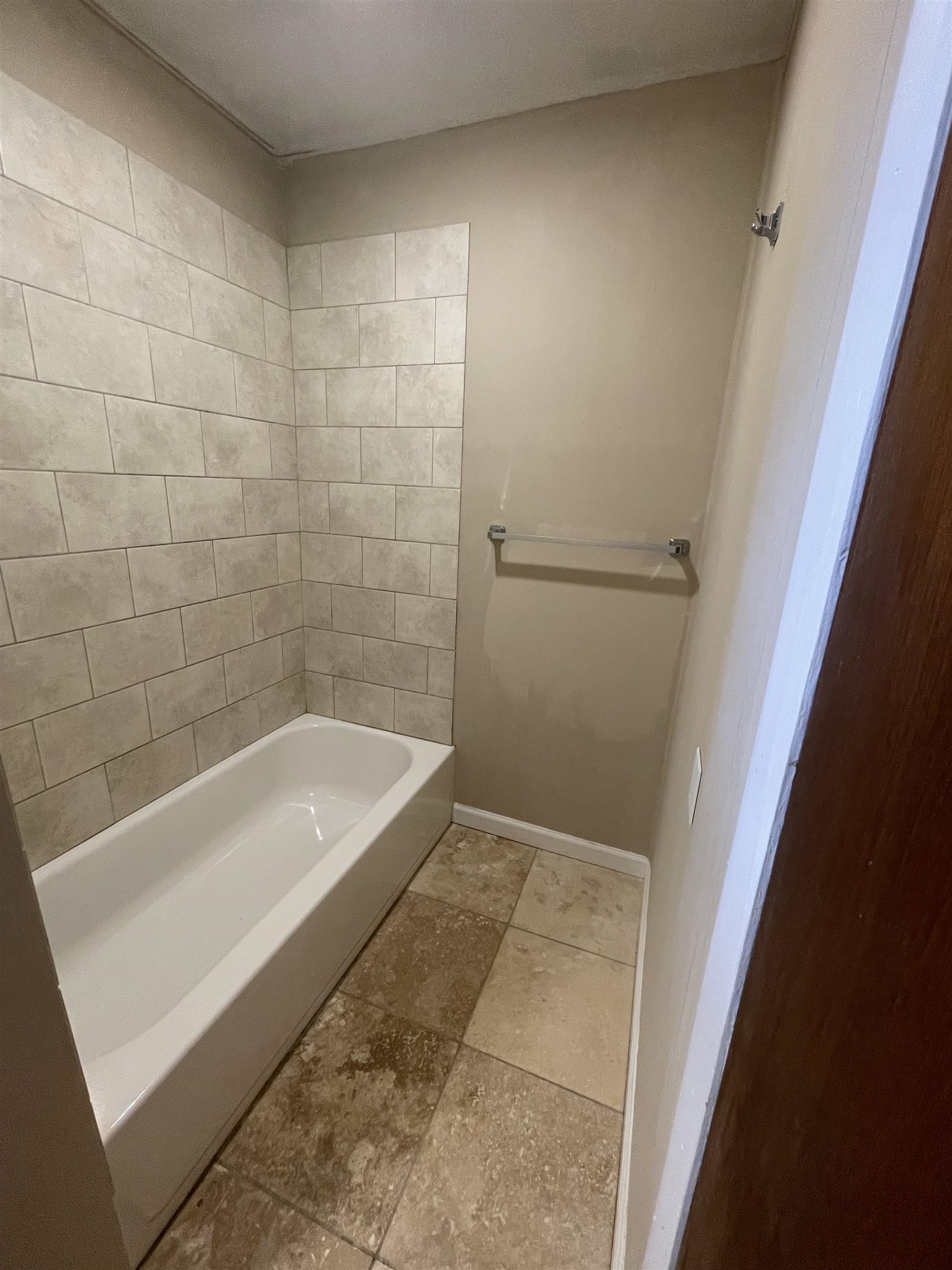 850 Chapin Street St. Augustine, FL 32084 - Photo 5 of 15 a bathroom with a bathtub