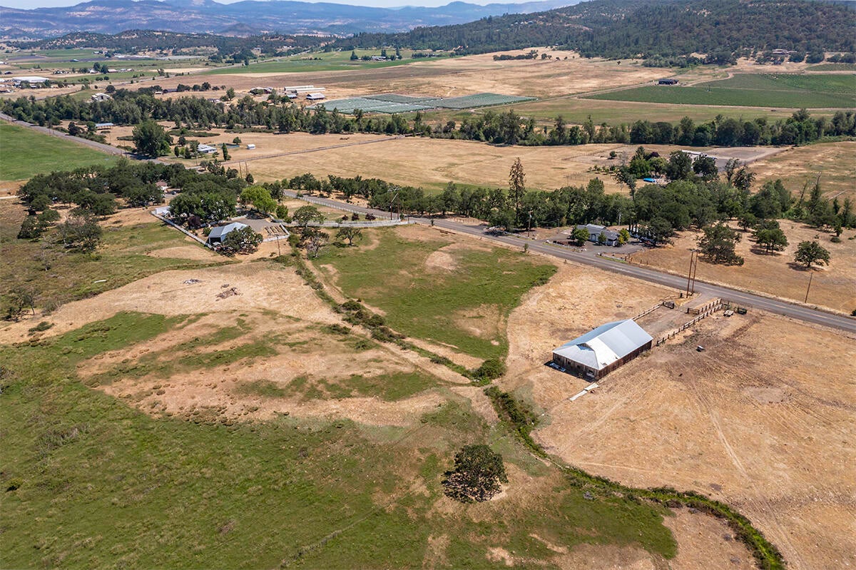 605 Meridian Road Eagle Point, OR 97524 - Photo 4 of 71 55 + acres
