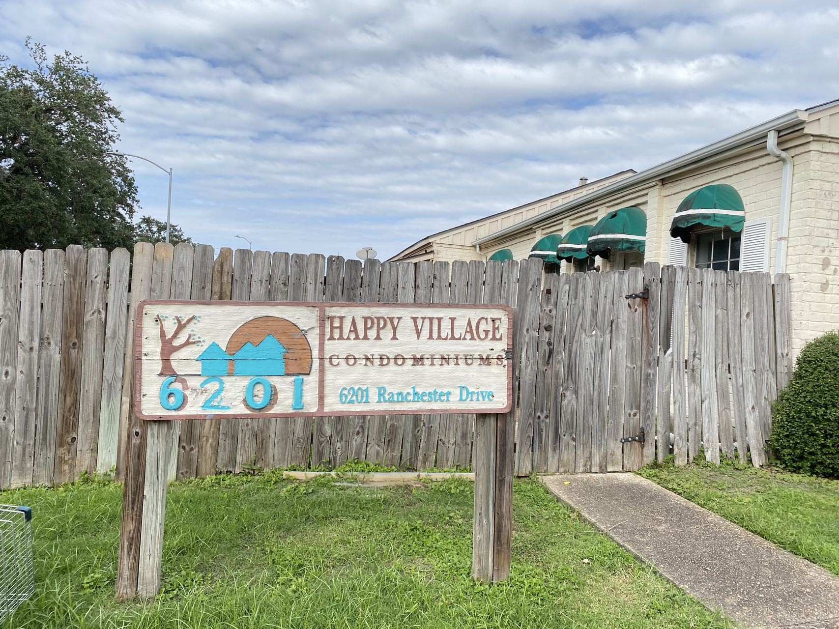 6201 Ranchester Drive, Unit 19 Houston, TX 77036 - Photo 2 of 26 a view of outdoor space with a car park