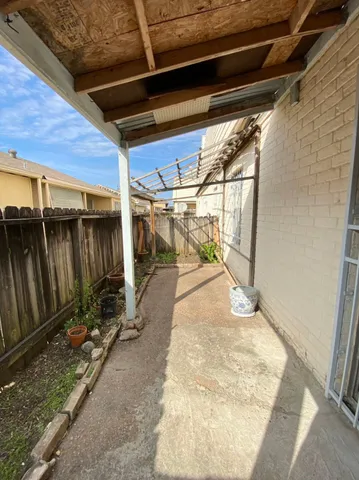 a view of entryway with a front door