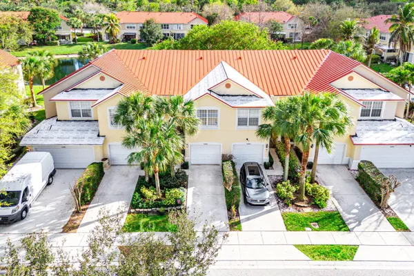 $389,000 | 1094 Pinewood Lake Court, Greenacres, FL 33415