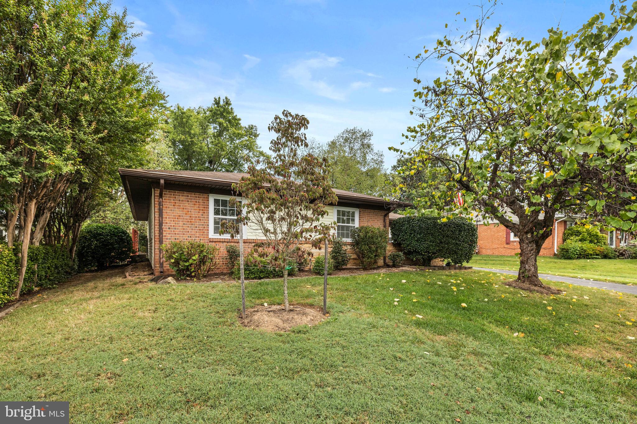 210 West Beech Road Sterling, VA 20164 - Photo 2 of 33