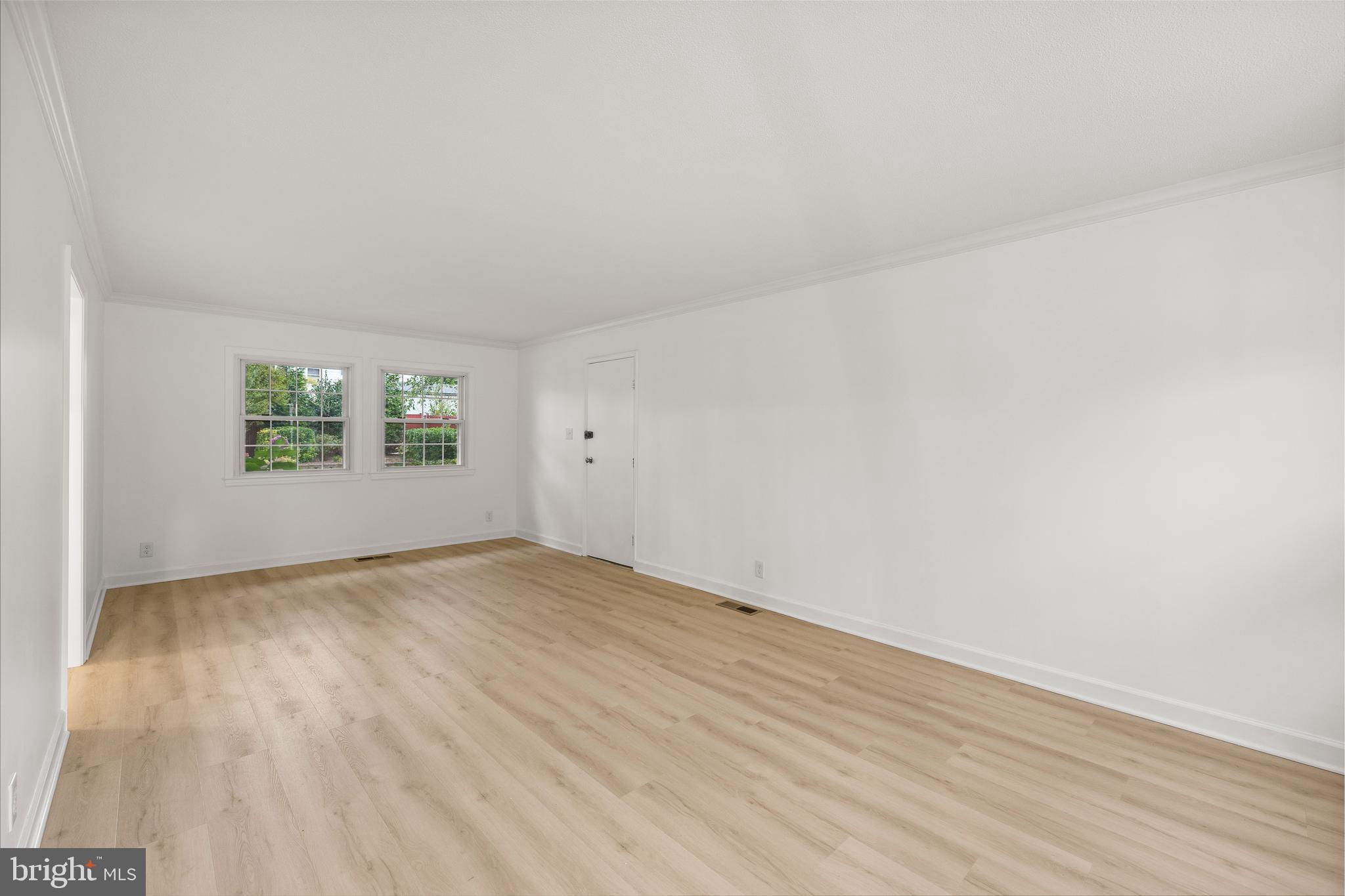 210 West Beech Road Sterling, VA 20164 - Photo 4 of 33