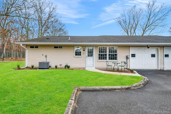 a view of a house with backyard