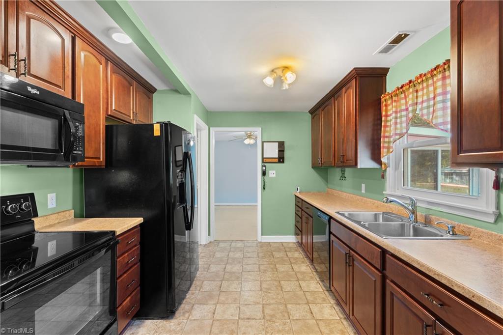 9225 Sahabi Road Kernersville, NC 27284 - Photo 4 of 33 Kitchen