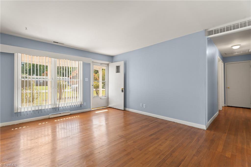 9225 Sahabi Road Kernersville, NC 27284 - Photo 8 of 33 Living Room