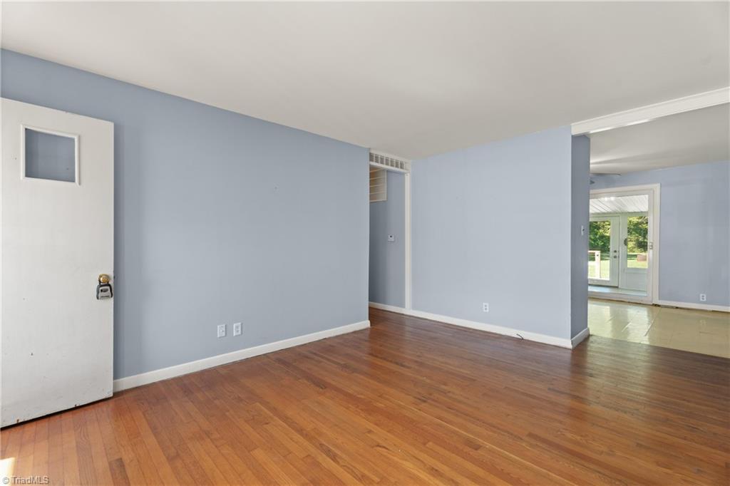 9225 Sahabi Road Kernersville, NC 27284 - Photo 9 of 33 Living Room