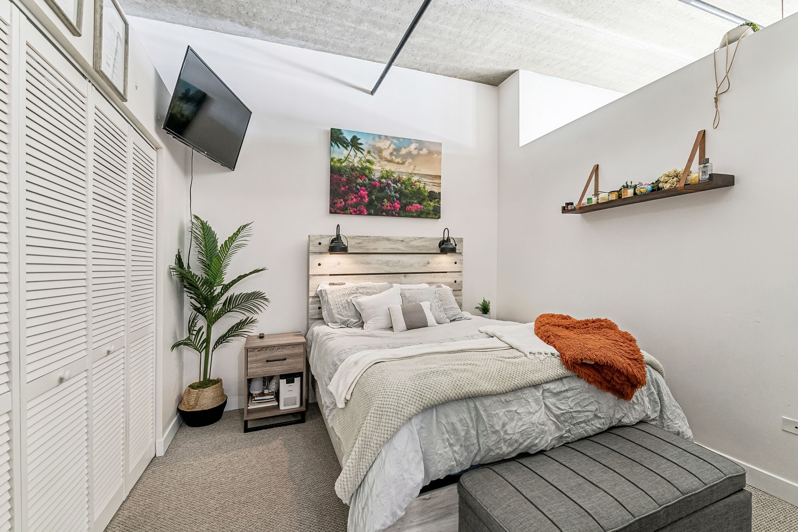 833 West 15th Place, Unit 511 Chicago, IL 60608 - Photo 11 of 16 a bedroom with a bed a couch and potted plant