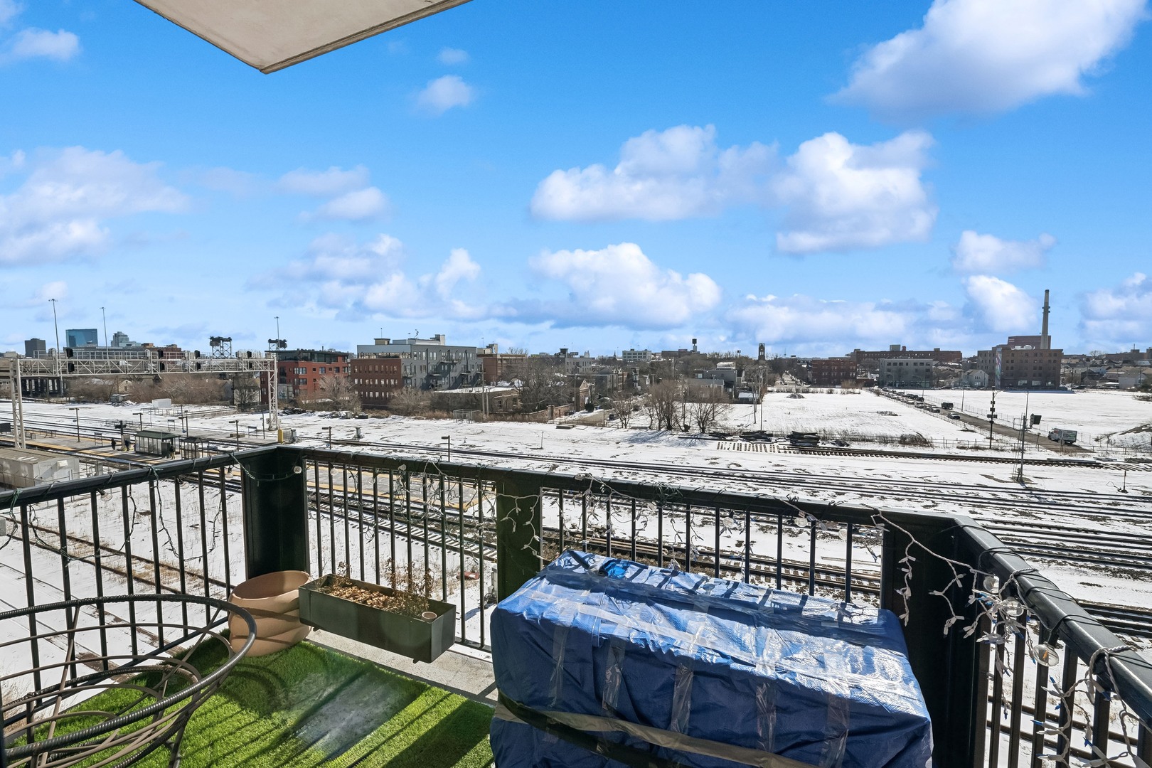 833 West 15th Place, Unit 511 Chicago, IL 60608 - Photo 13 of 16 a view of a balcony with wooden floor and city view
