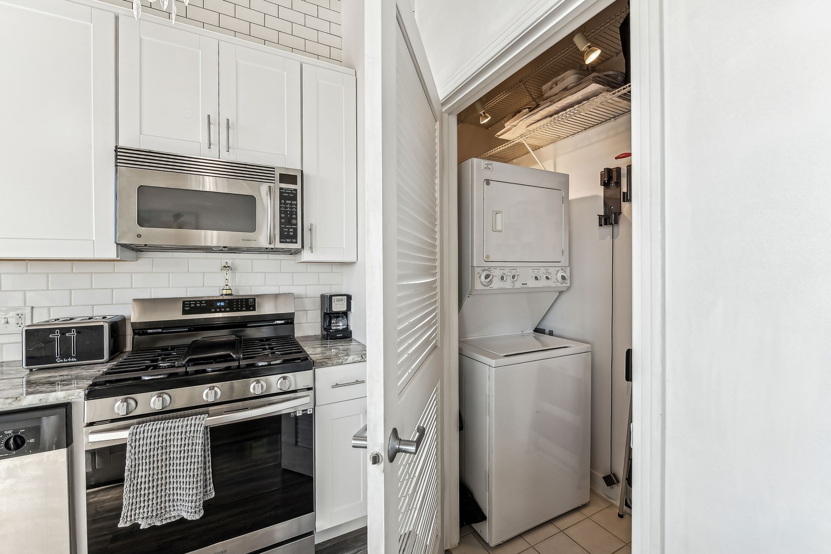 833 West 15th Place, Unit 511 Chicago, IL 60608 - Photo 3 of 16 a kitchen with a stove and a microwave