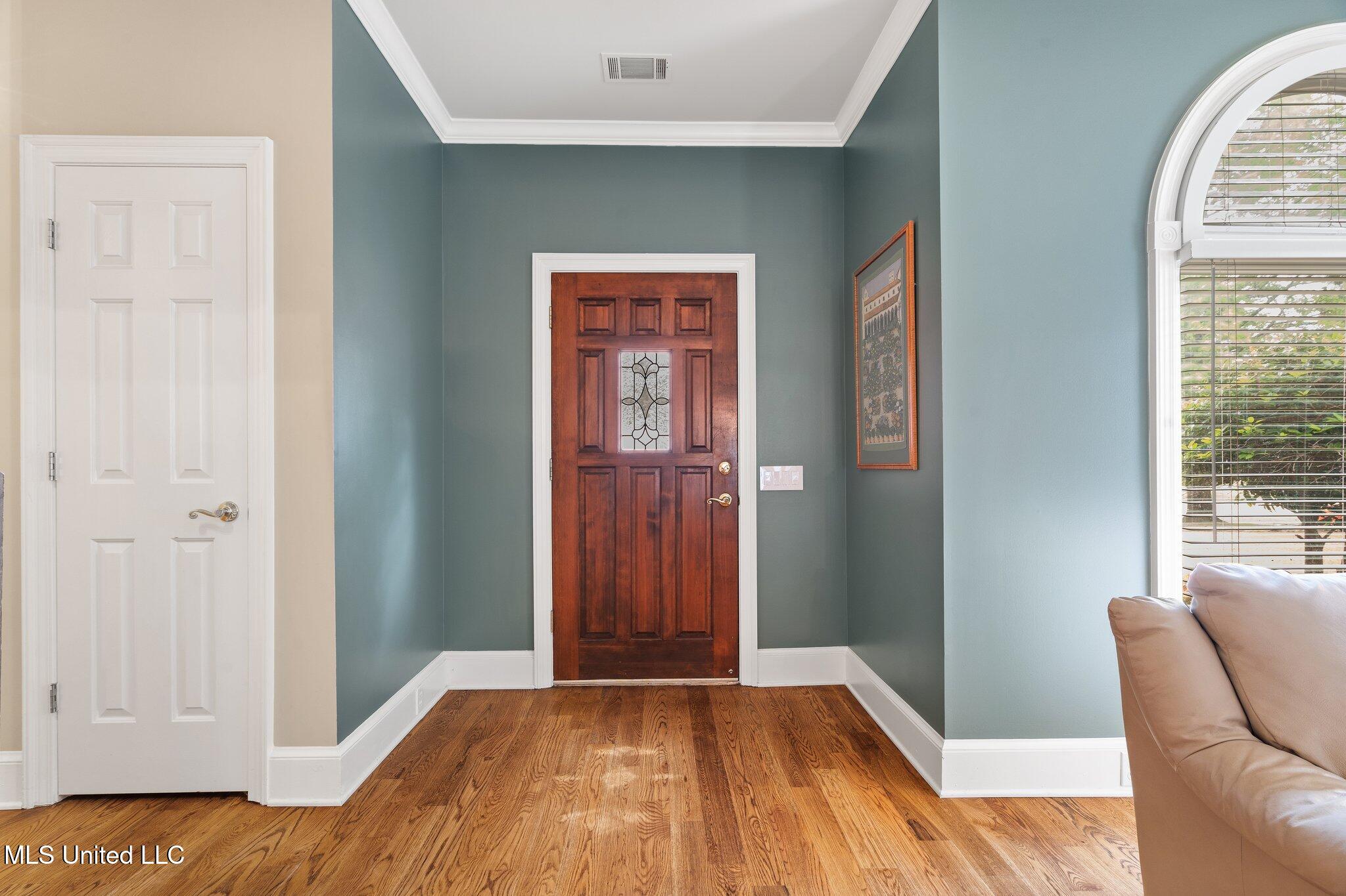723 Fairway Trail Hernando, MS 38632 - Photo 8 of 34 Foyer!