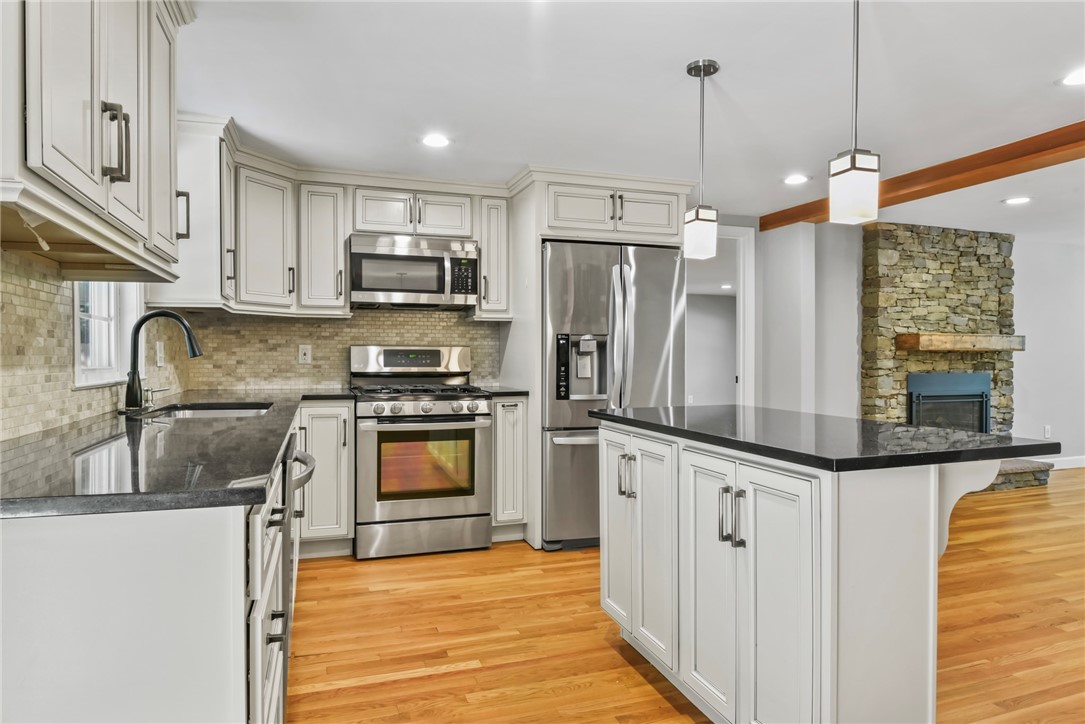 88 Grand View Road East Greenwich, RI 02818 - Photo 10 of 40 Gallery Image 10