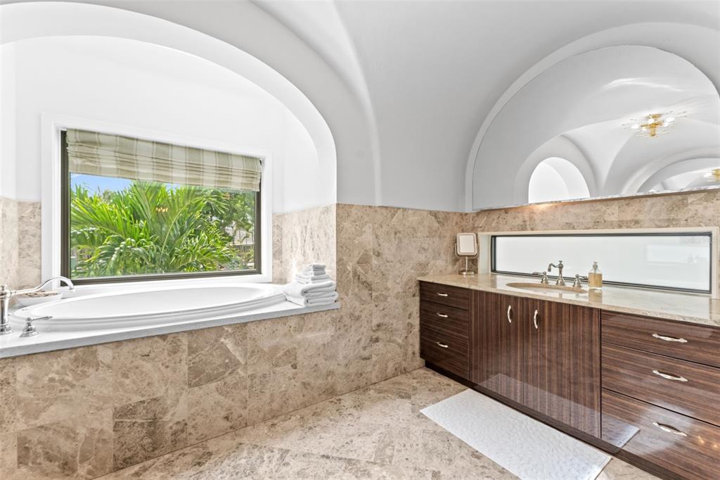 991 Longboat Club Road Longboat Key, FL 34228 - Photo 34 of 55 Gallery Image 34
