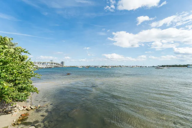 $3,900 | 300 East 24th Street, Riviera Beach, FL 33404