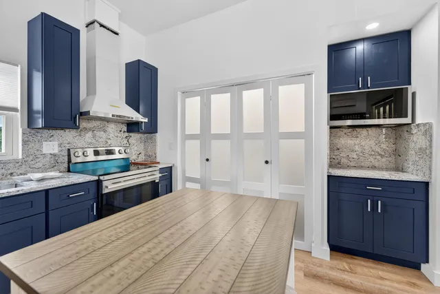 $3,900 | 300 East 24th Street, Riviera Beach, FL 33404