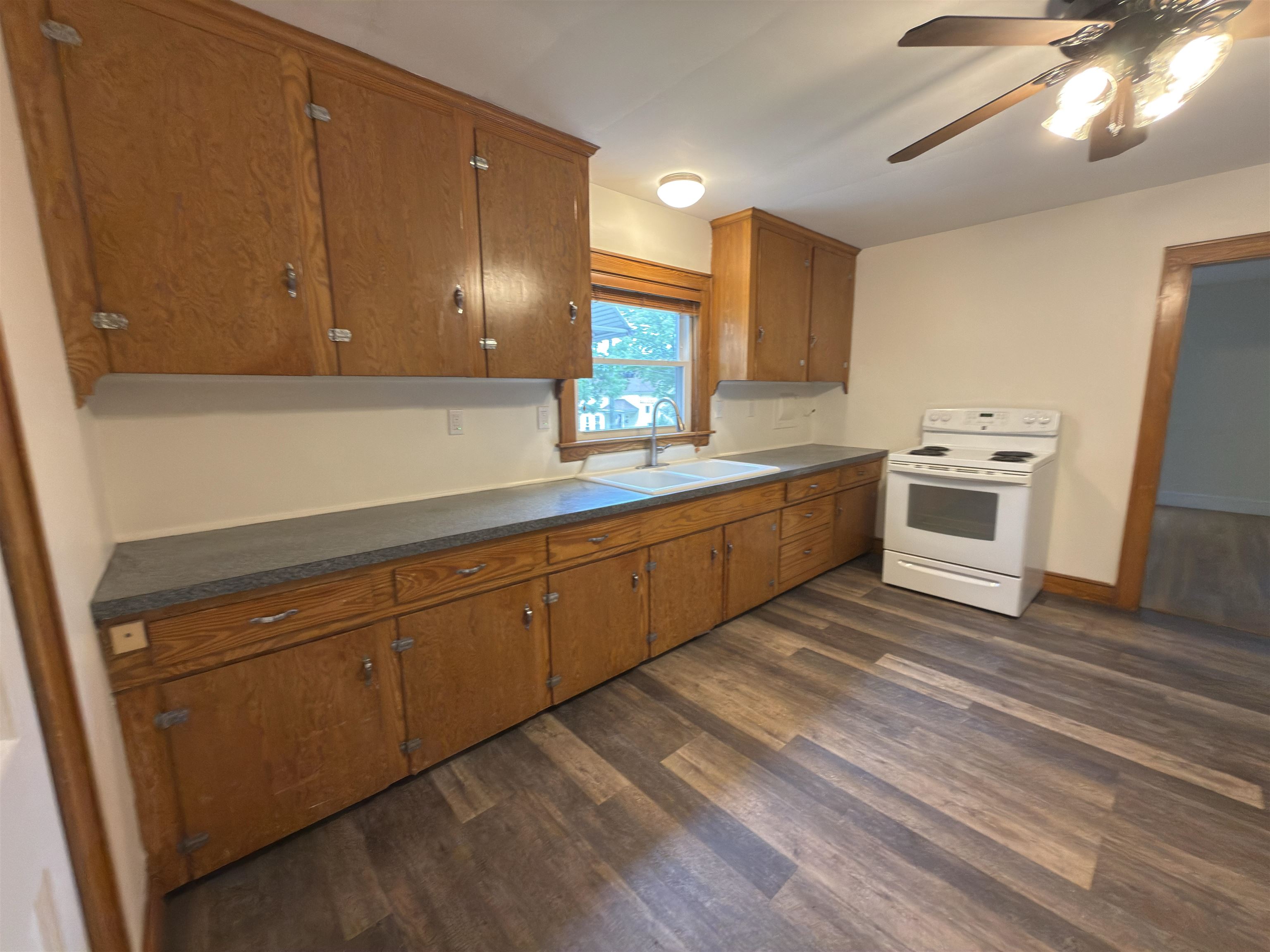 573 Spruce Street Manchester, NH 03103 - Photo 6 of 28