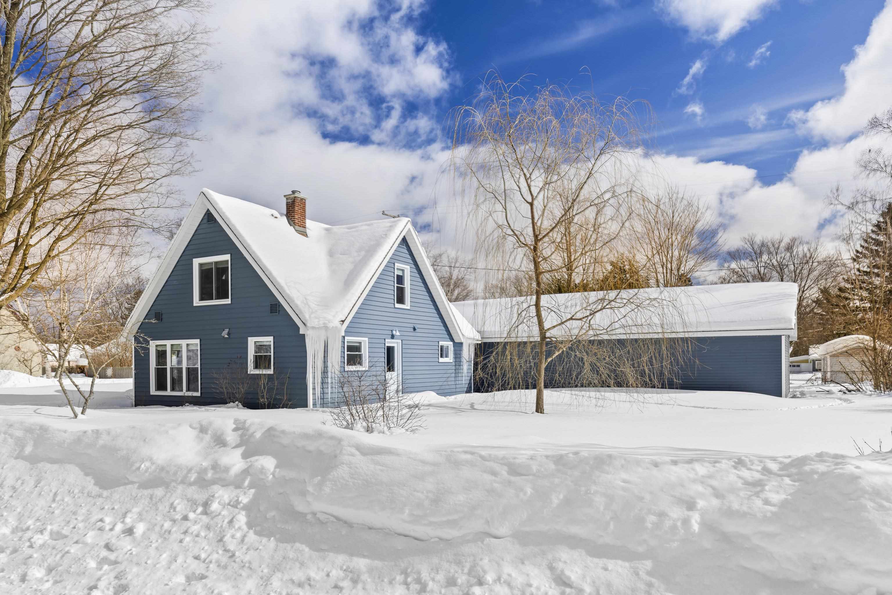 341 Pearson Street Elberta, MI 49635 - Photo 3 of 40