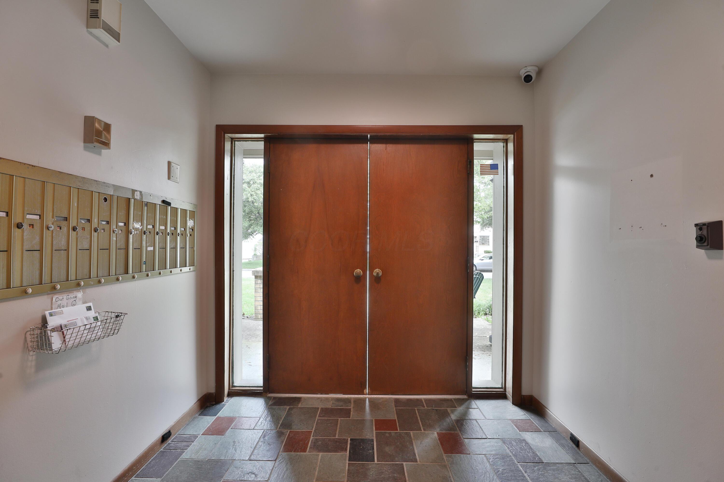 699 Wetmore Road, Unit G Columbus, OH 43214 - Photo 4 of 27 669-Wetmore-04