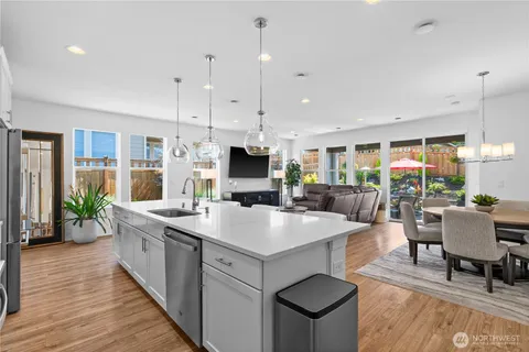 a large kitchen with kitchen island a large island in it