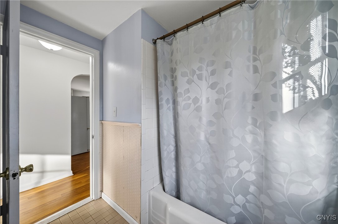 109 Leroy Road Cicero, NY 13212 - Photo 16 of 33 Full bath with tub.