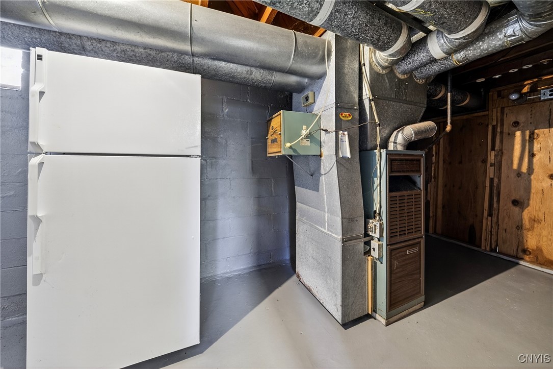 109 Leroy Road Cicero, NY 13212 - Photo 27 of 33 Utility room with fridge/freezer that stays!