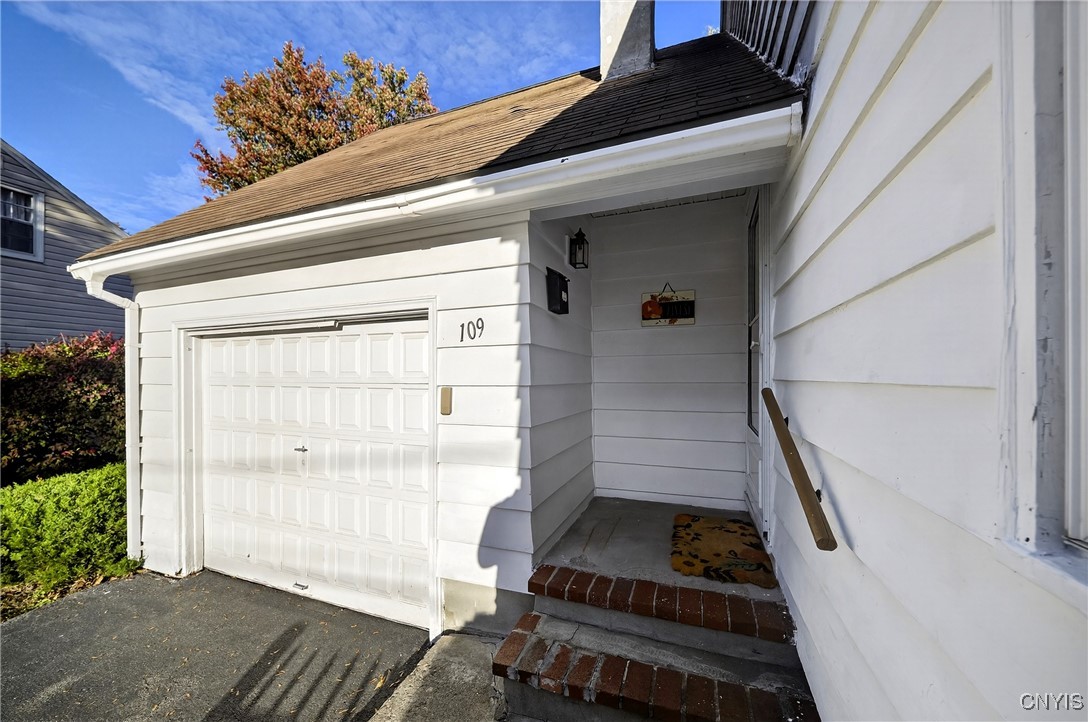 109 Leroy Road Cicero, NY 13212 - Photo 4 of 33 Attached garage and main entrance.