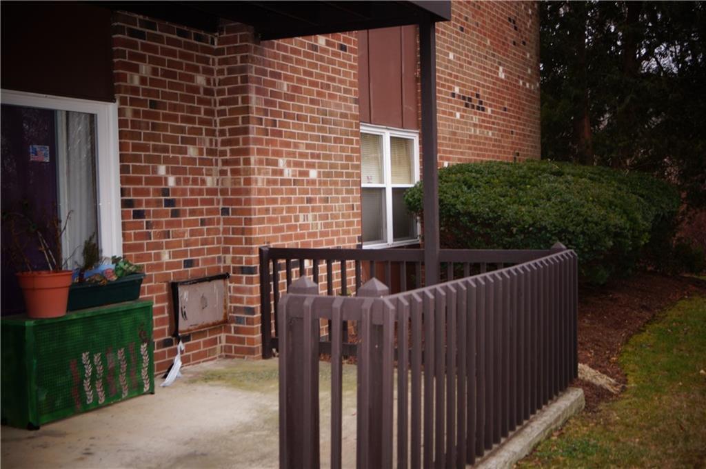 a view of a house with backyard and porch