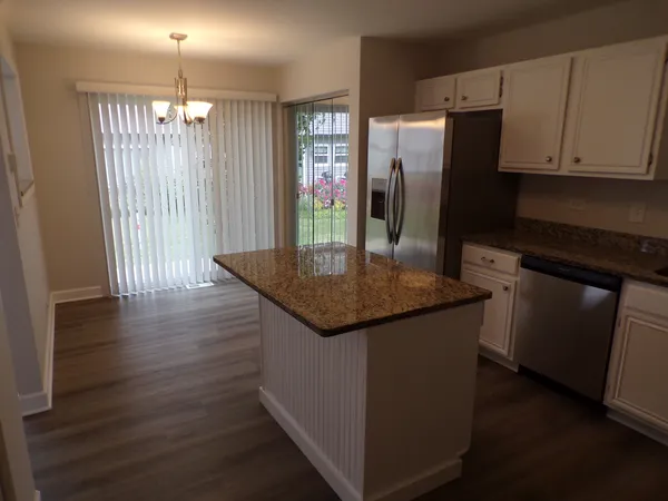 $2,595 | 13 Redbud Court, Lake In The Hills, IL 60156
