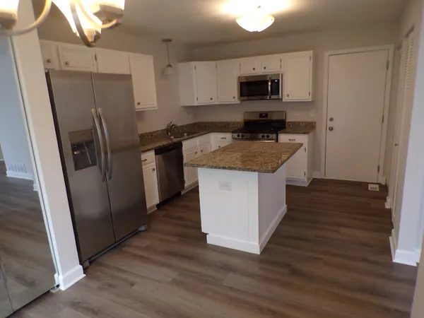 $2,595 | 13 Redbud Court, Lake In The Hills, IL 60156