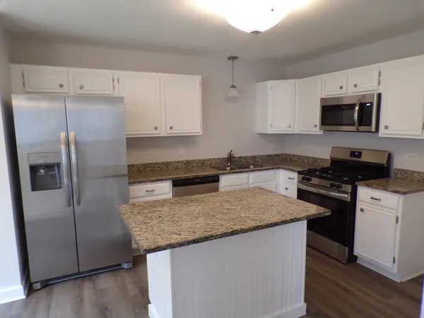 $2,595 | 13 Redbud Court, Lake In The Hills, IL 60156