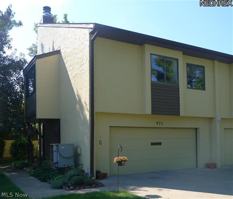 935 Hampton Ridge Drive Akron, OH 44313 - Photo 1 of 23 Welcome to 935 Hampton Ridge Dr