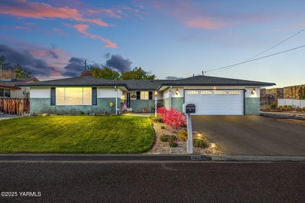 $440,000 | 902 South 50th Avenue, Yakima, WA 98908