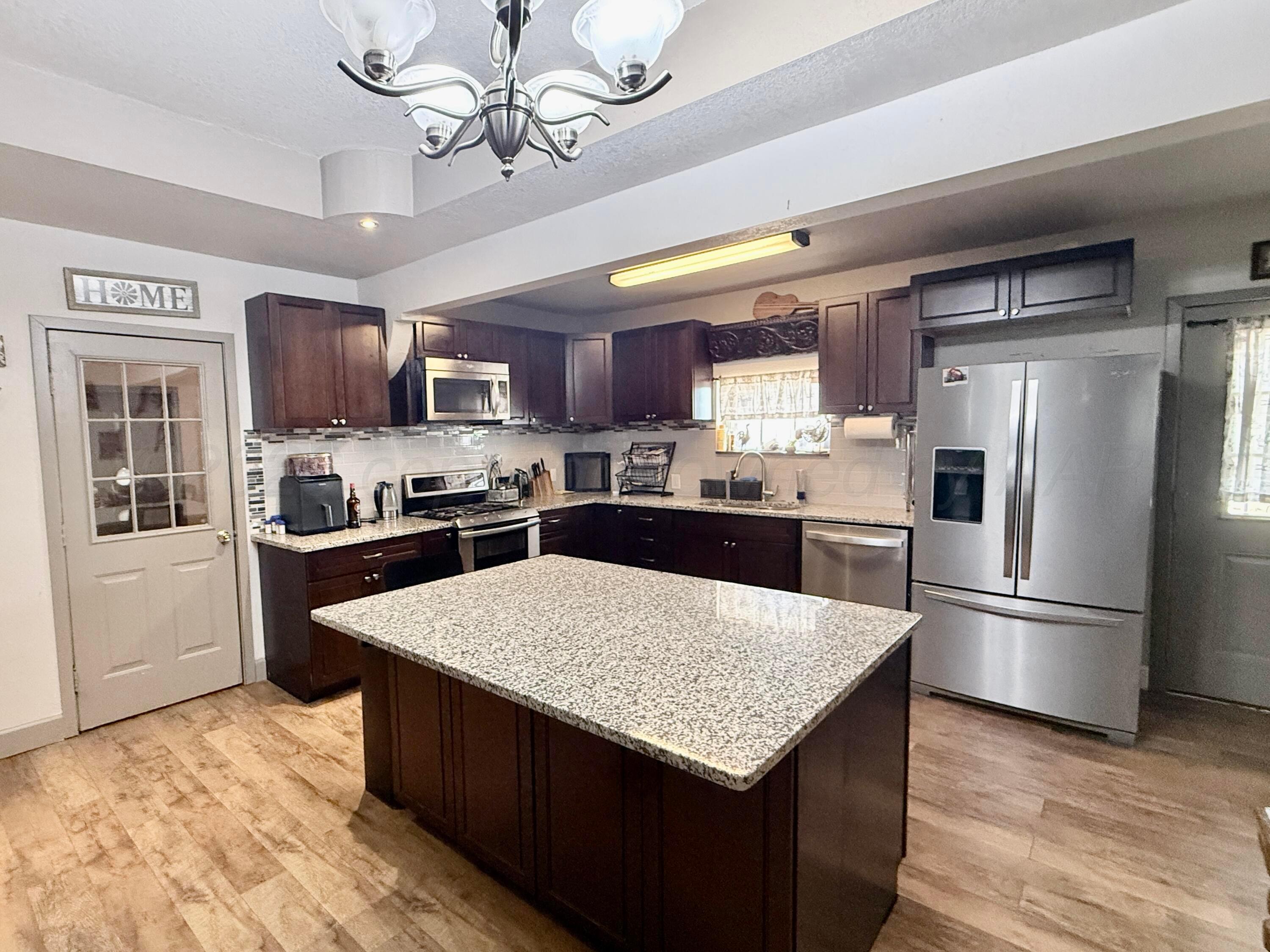 5496 West Rd R Dumas, TX 79029 - Photo 8 of 40 Large Island with Seating Area