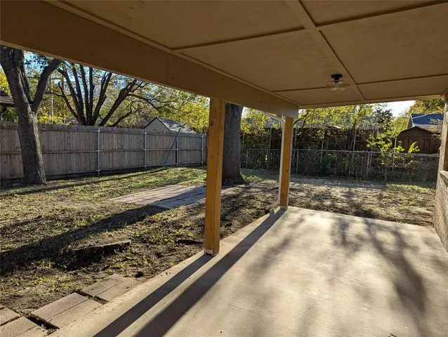 a view of a backyard