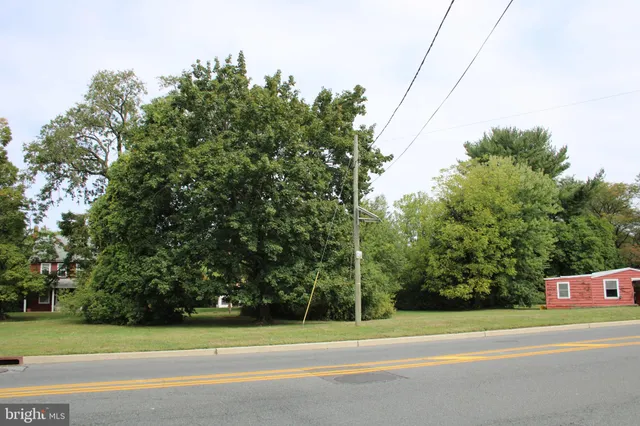 a view of a tennis court