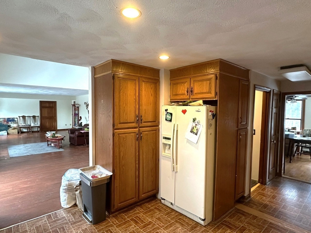 17 Deerfield Road Medway, MA 02053 - Photo 4 of 24 Gallery Image 4