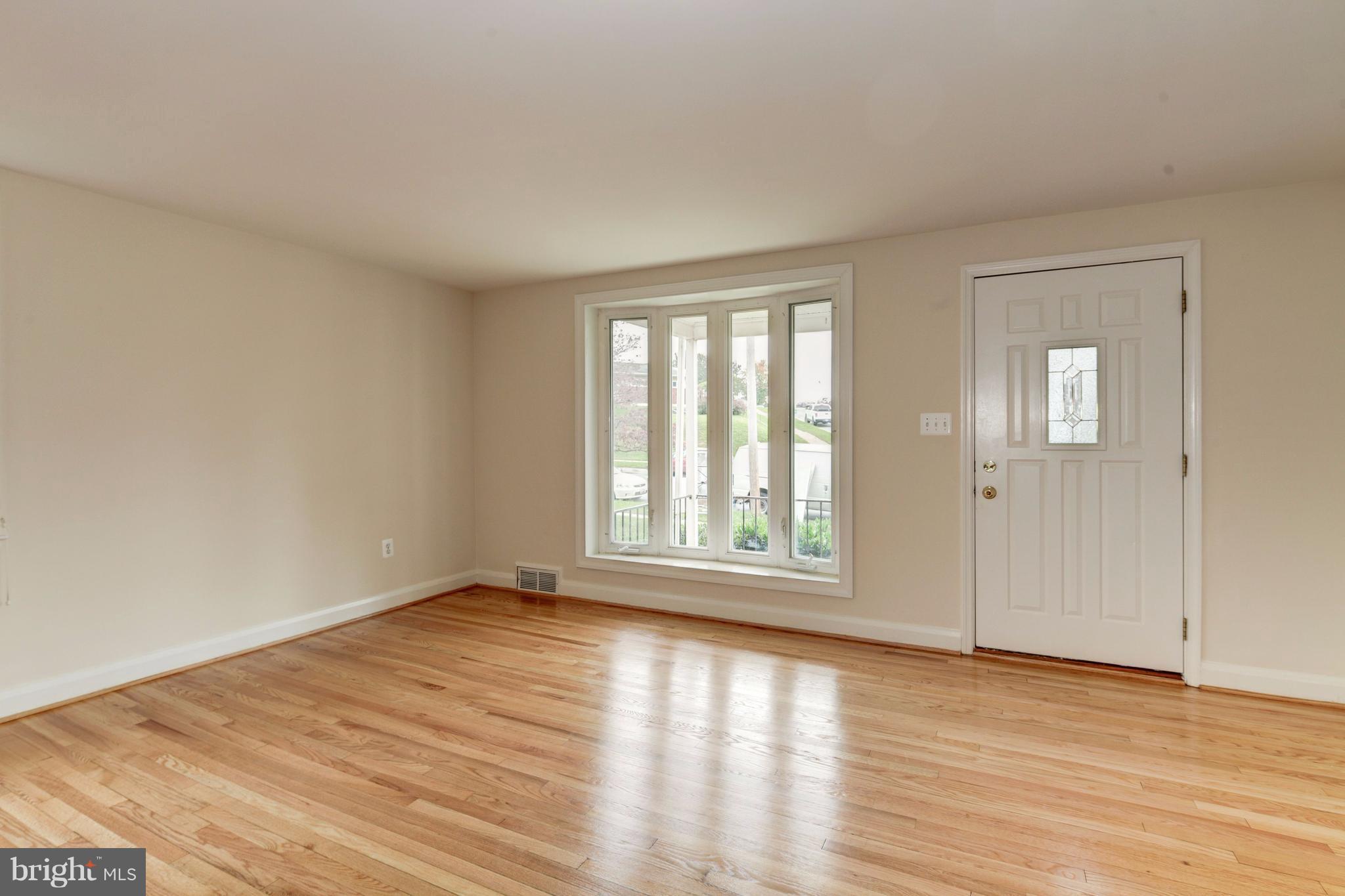 998 Elm Road Baltimore, MD 21227 - Photo 3 of 30 Living Room