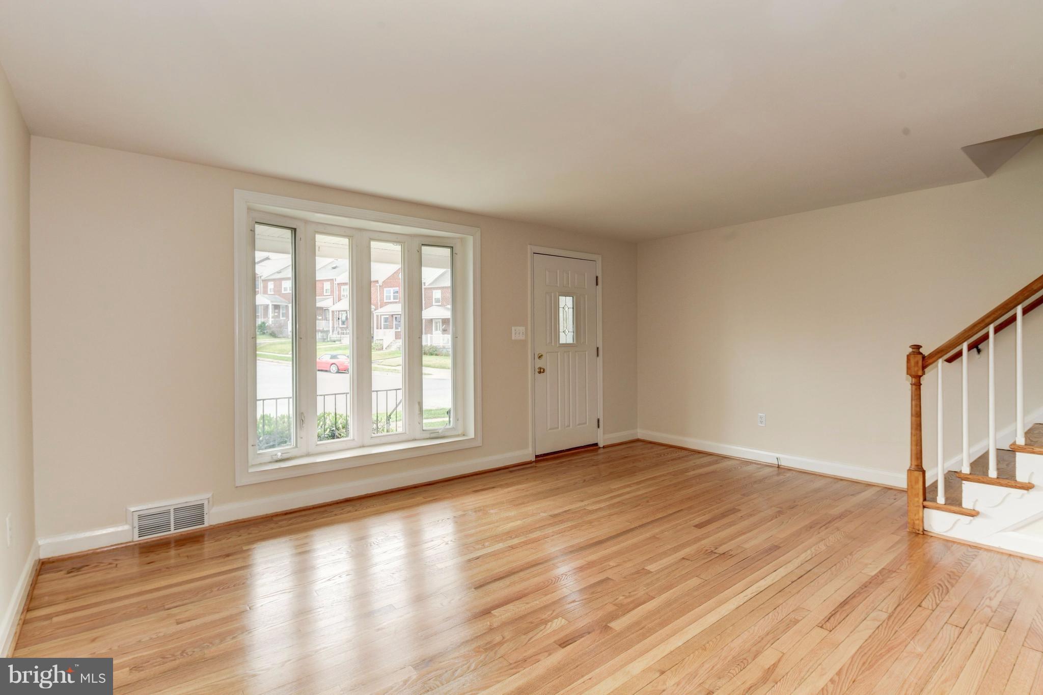 998 Elm Road Baltimore, MD 21227 - Photo 4 of 30 Living Room