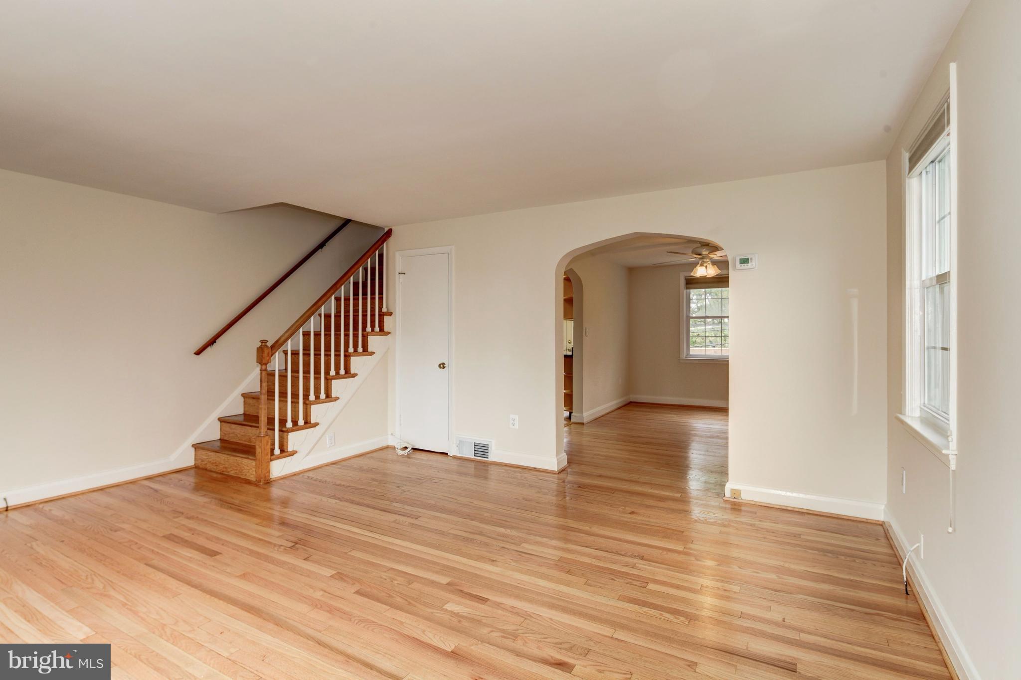 998 Elm Road Baltimore, MD 21227 - Photo 5 of 30 Living Room