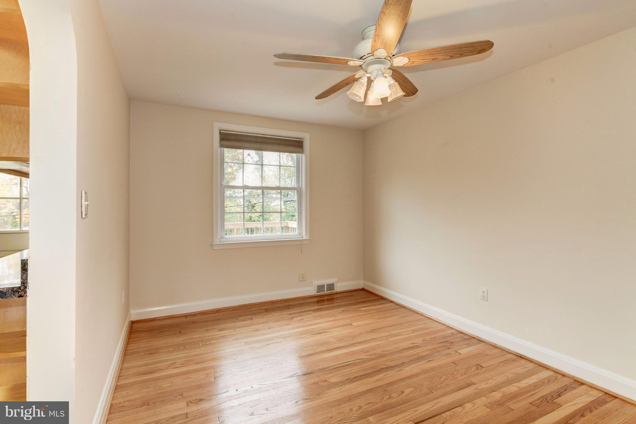 998 Elm Road Baltimore, MD 21227 - Photo 6 of 30 Dining Room