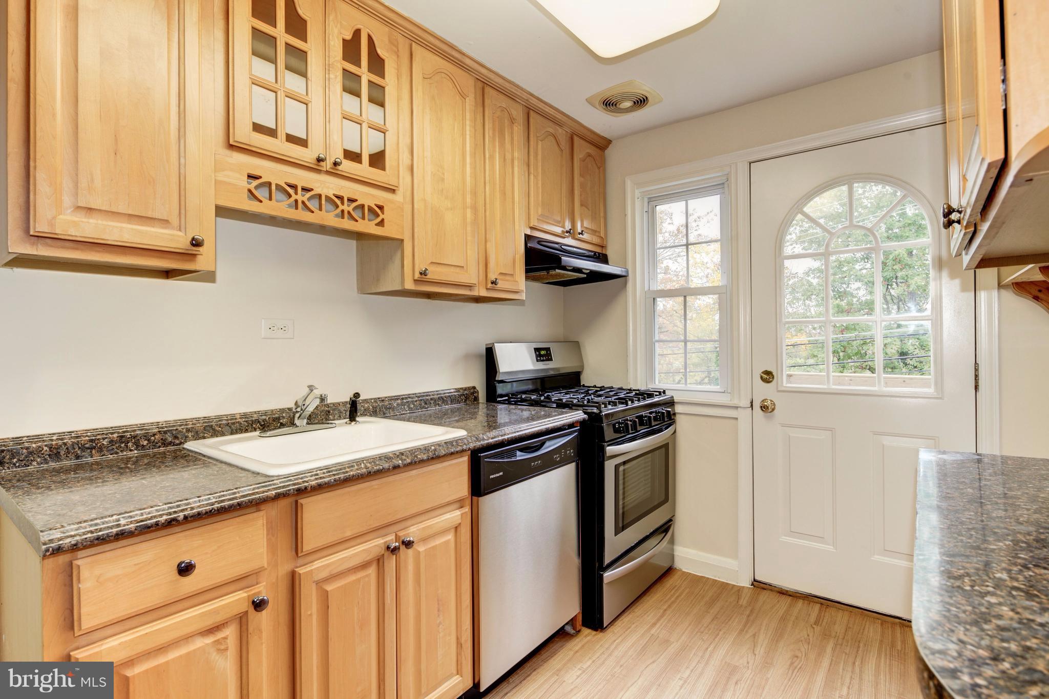 998 Elm Road Baltimore, MD 21227 - Photo 9 of 30 Kitchen