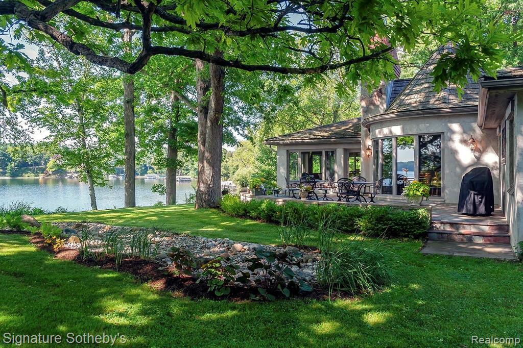 204 Gallogly Road Lake Angelus, MI 48326 - Photo 3 of 85