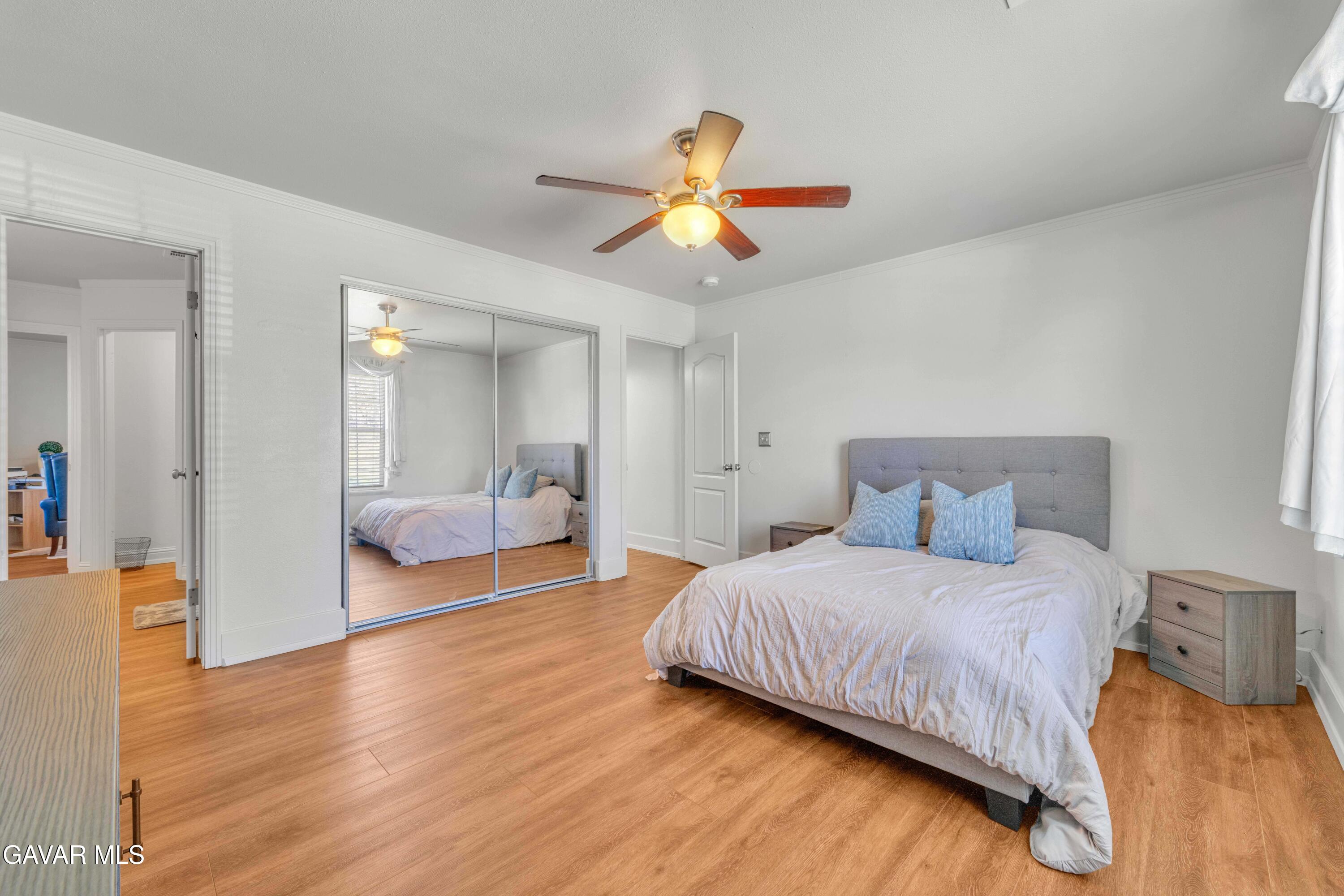 22390 William Tell Trail Tehachapi, CA 93561 - Photo 4 of 33 a bedroom with a bed and a chandelier
