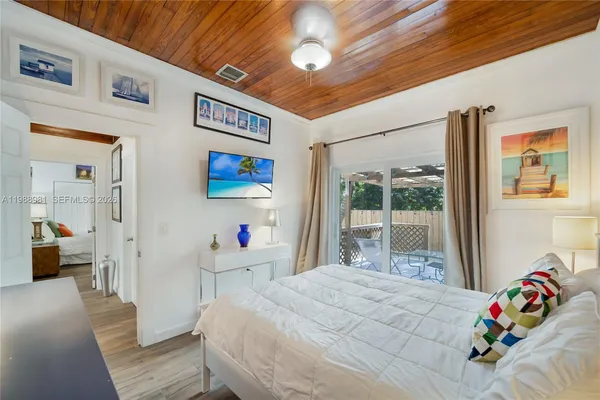 $10,000 | 212 Southwest 1st Avenue, Hallandale Beach, FL 33009