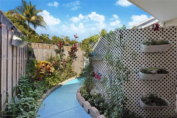 $10,000 | 212 Southwest 1st Avenue, Hallandale Beach, FL 33009