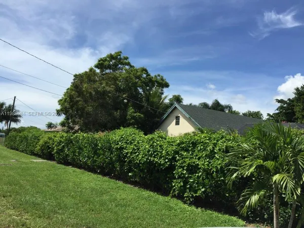 $10,000 | 212 Southwest 1st Avenue, Hallandale Beach, FL 33009