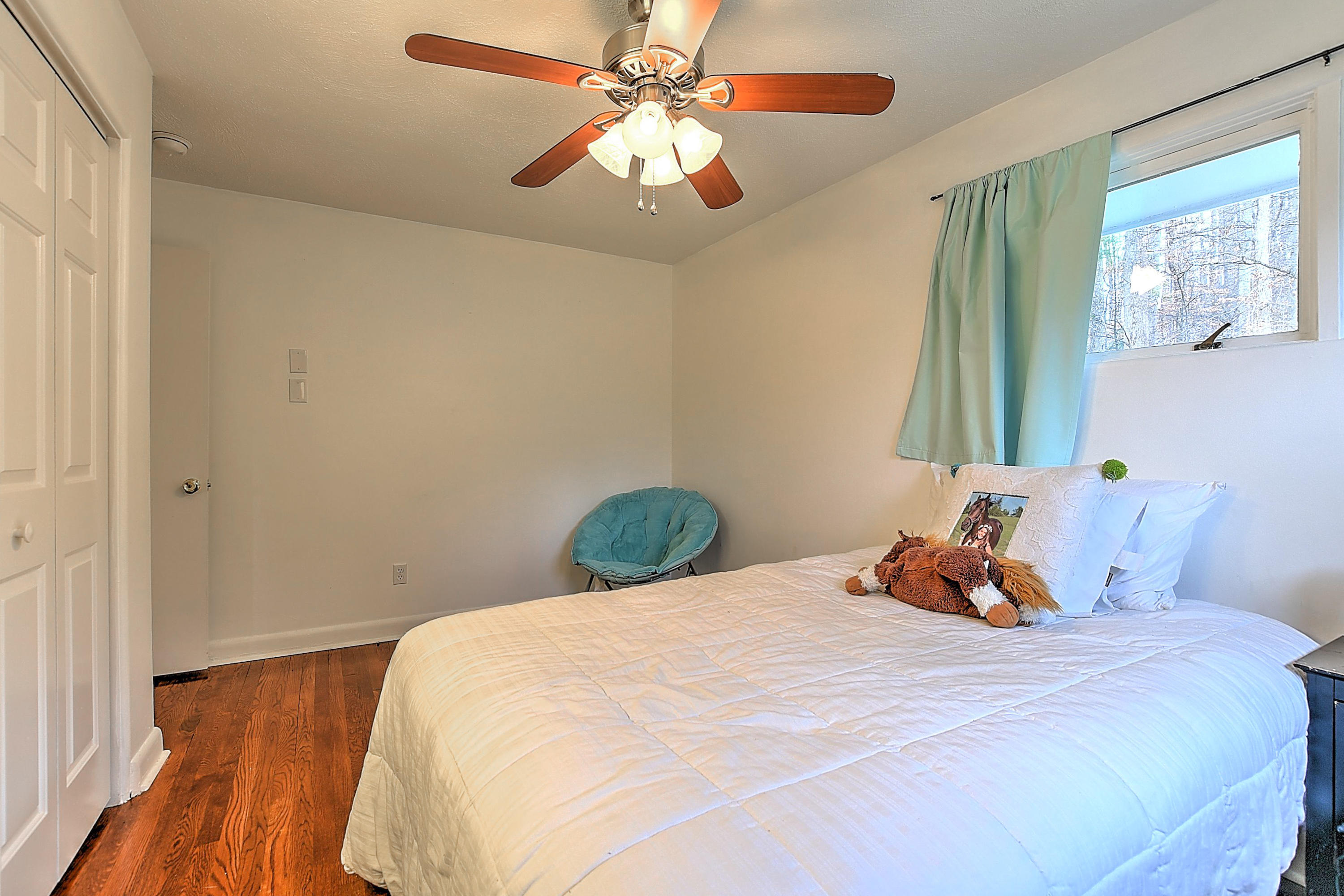 405 Robin Road Bristol, TN 37620 - Photo 24 of 30 front left bedroom